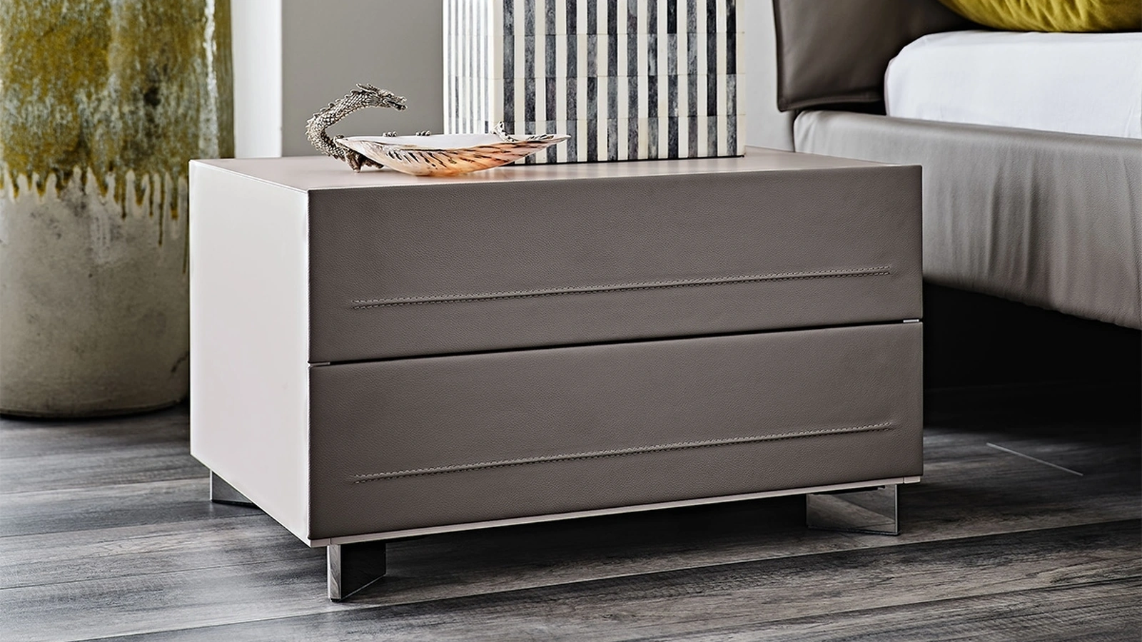 Comodino Dyno in legno rivestito in pelle di Cattelan Italia