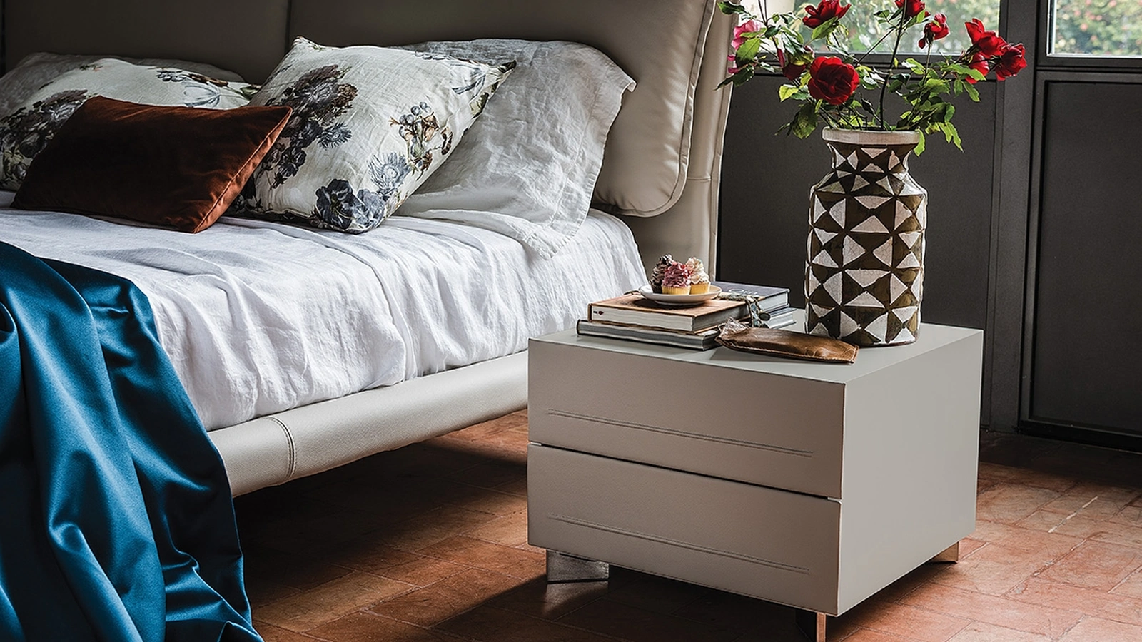 Comodino Dyno in legno rivestito in pelle di Cattelan Italia