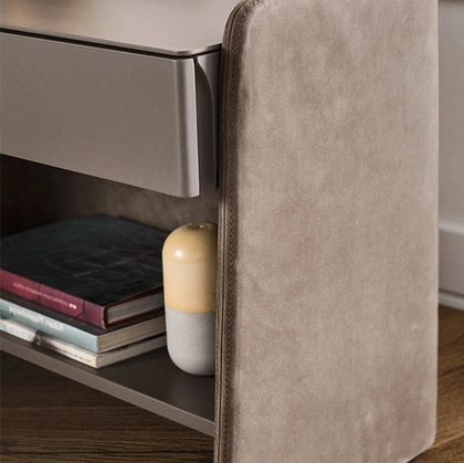 Comodino Chloé in laccato opaco e pelle di Pianca