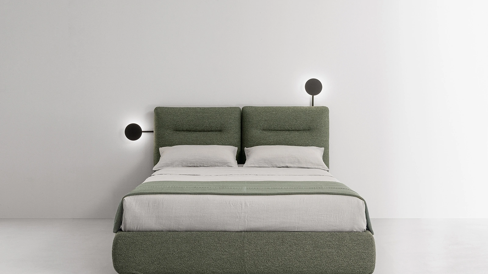 Letto contenitore con testiera in tessuto composta da due rettangoli Bishape di Caccaro