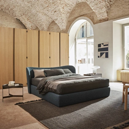 Letto Embrace con box in tessuto con testiera avvolgente di Pianca