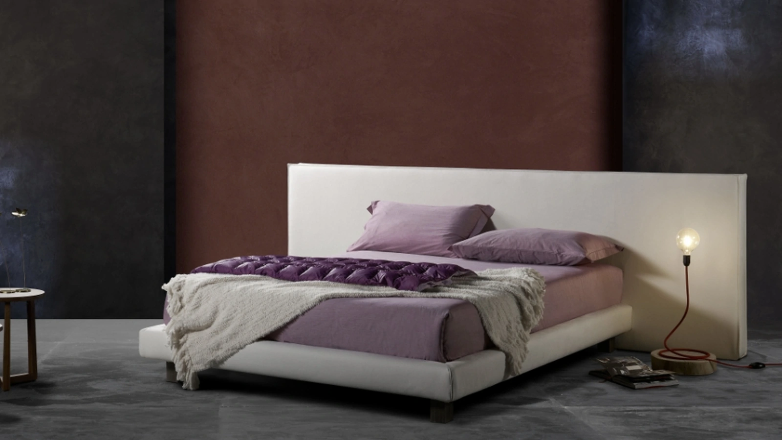 Letto imbottito dalle linee semplici ed eleganti con testiera geometrica Milo Ring 14 di Excò