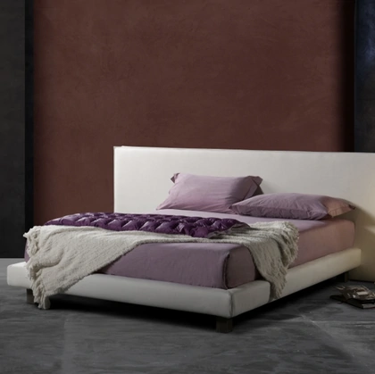 Letto imbottito dalle linee semplici ed eleganti con testiera geometrica Milo Ring 14 di Excò