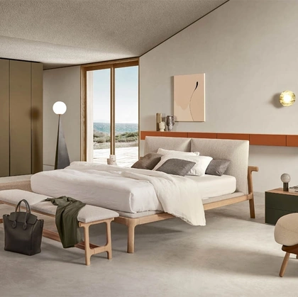 Letto in tessuto e legno massello con testiera Fushimi di Pianca