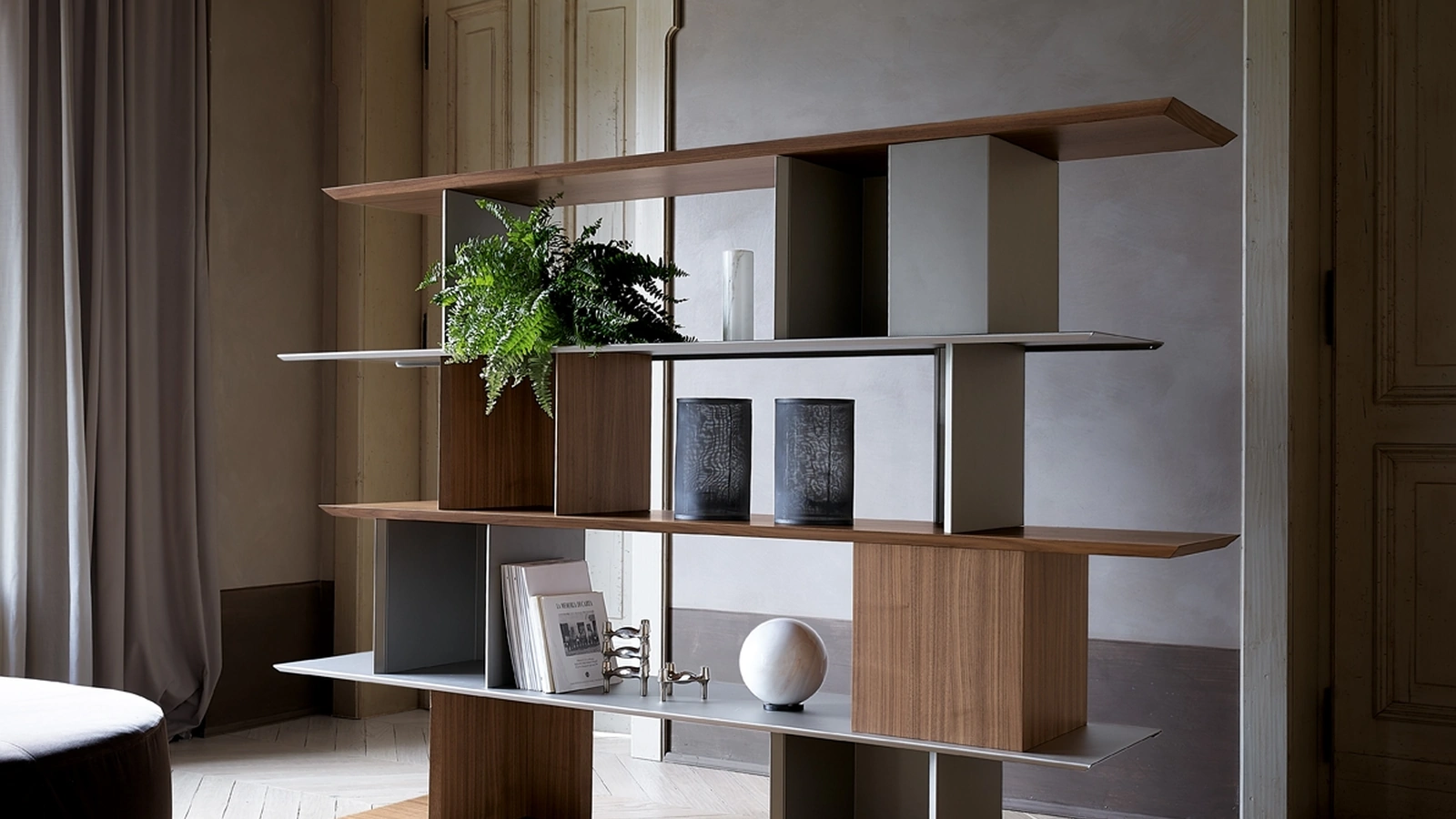 Libreria divisoria componibile magnetica in legno e metallo verniciato Libera 45 di Ronda Design