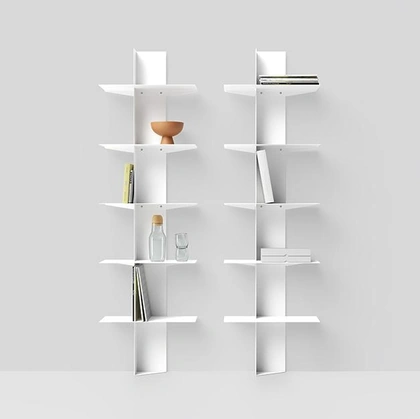 Libreria da parete realizzata con ripiani in alluminio e colonna in acciaio verniciatoLift di Pezzani