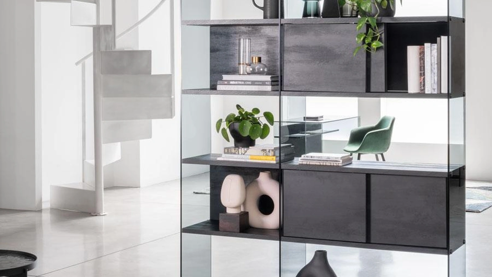 Libreria componibile divisoria in vetro e laminato Byblos di Pezzani