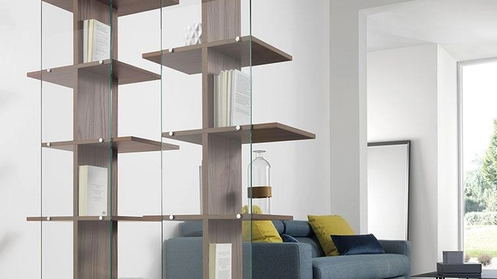Libreria divisoria in laminato e vetro Step di Pezzani