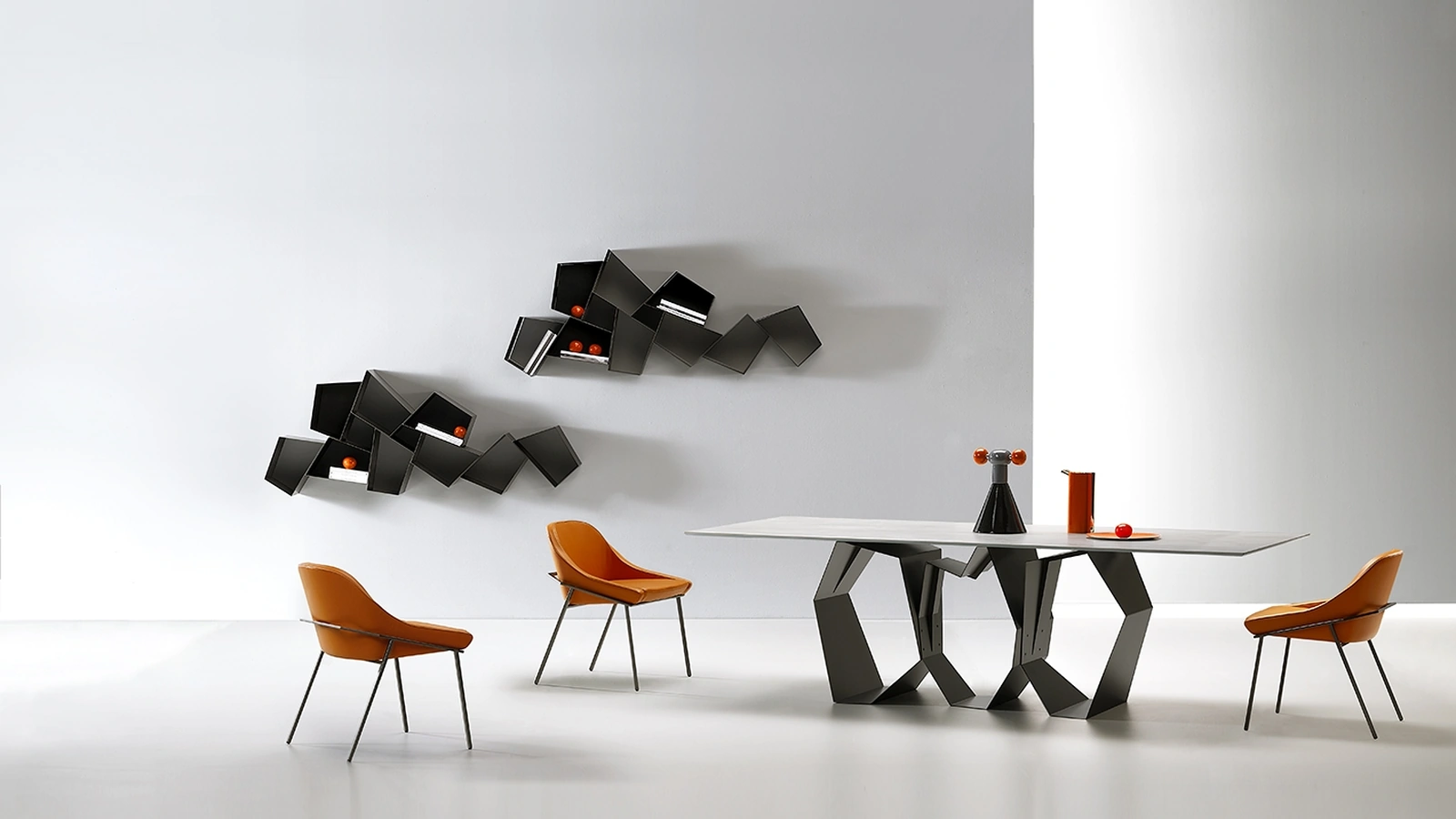 Libreria a parete composta da poligoni irregolari in metallo  verniciato W Su Line di Ronda Design