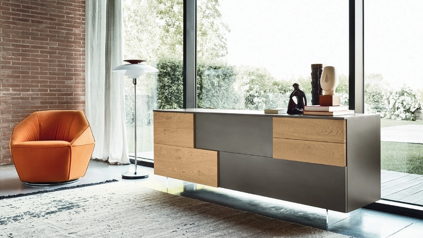 Madia Incontro 11 in laccato opaco e impiallacciato Rovere nodato di Sangiacomo