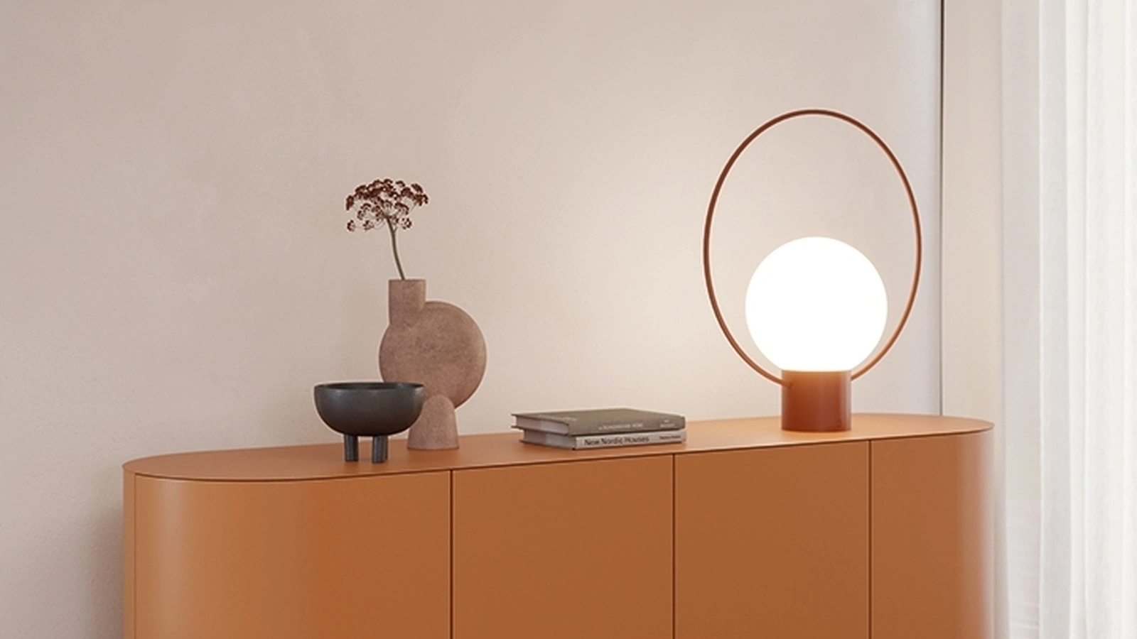 Madia Asteria in legno laccato con top e piedi in metallo di Ronda Design