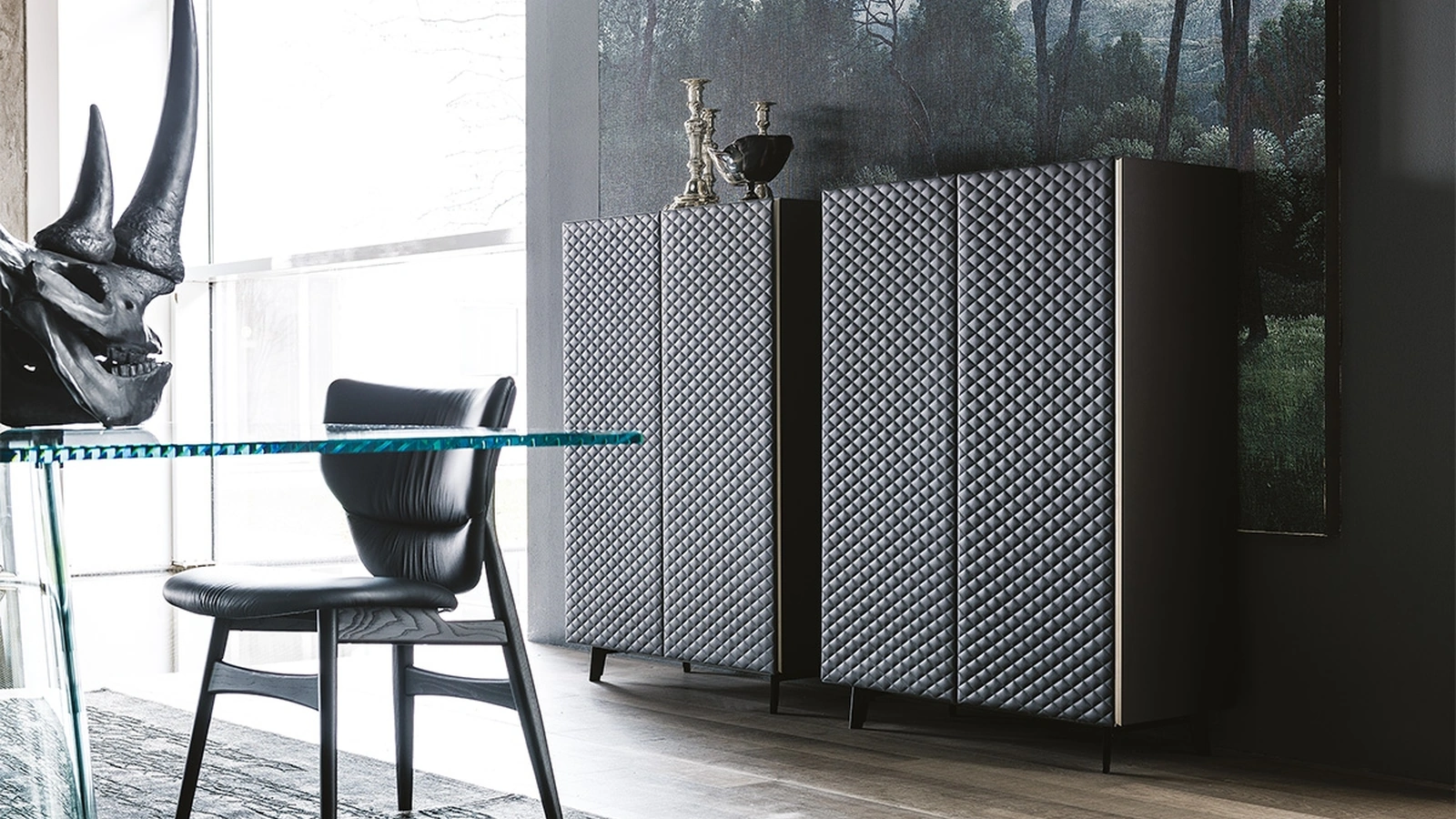 Madia Tiffany in legno con ante rivestite in pelle trapuntata di Cattelan Italia