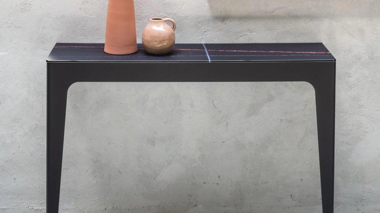 Mobile ingresso con top in vetro temperato stampato in digitale con decoro marmo e struttura in acciaio Bridge di Pezzani