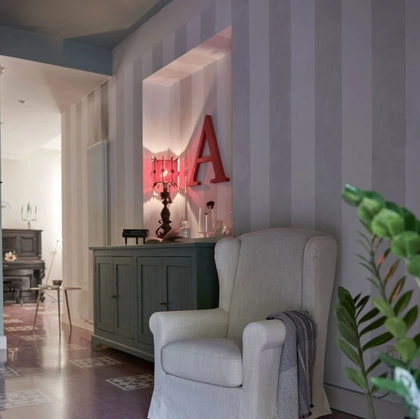 Poltroncina classica in tessuto Adir con gonna di Excò