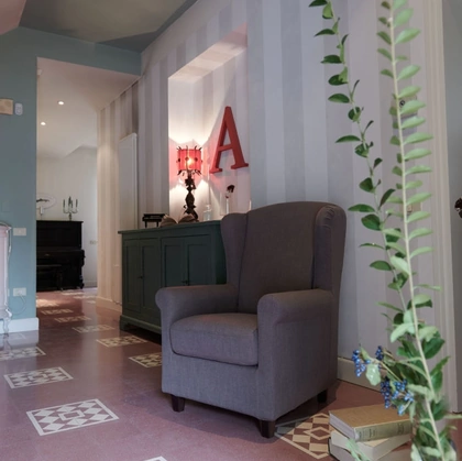 Poltroncina classica in tessuto Adir senza gonna di Excò