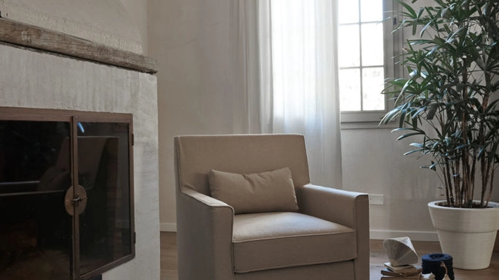 Poltroncina in tessuto con piedini in metallo verniciati Barry di Excò