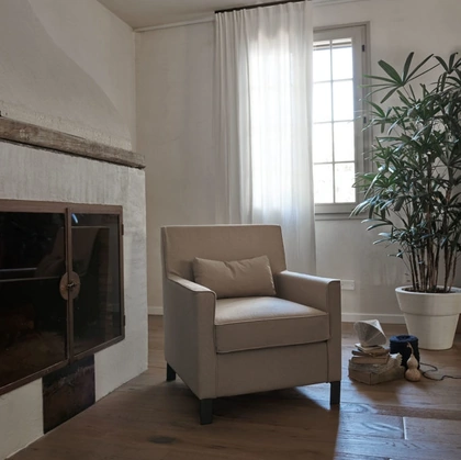 Poltroncina in tessuto con piedini in metallo verniciati Barry di Excò