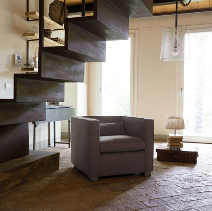 Poltrona in tessuto dalla forma squadrata Bert di Excò