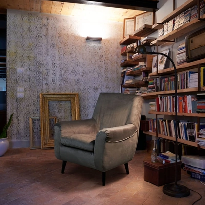 Poltrona in microfibra con piedini in legno laccato Brigitte di Excò