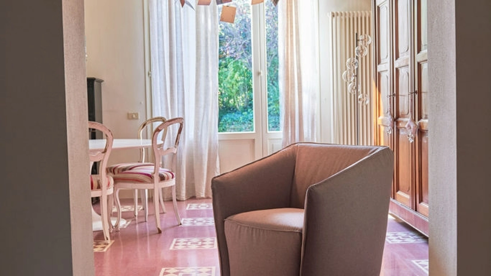 Poltroncina in tessuto con piedini in PVC Dora di Excò