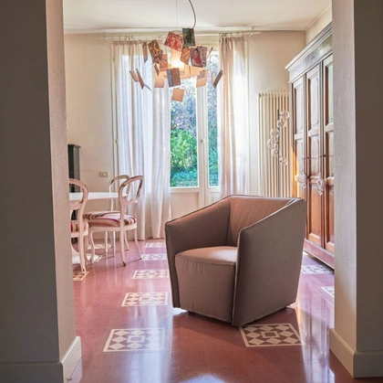 Poltroncina in tessuto con piedini in PVC Dora di Excò