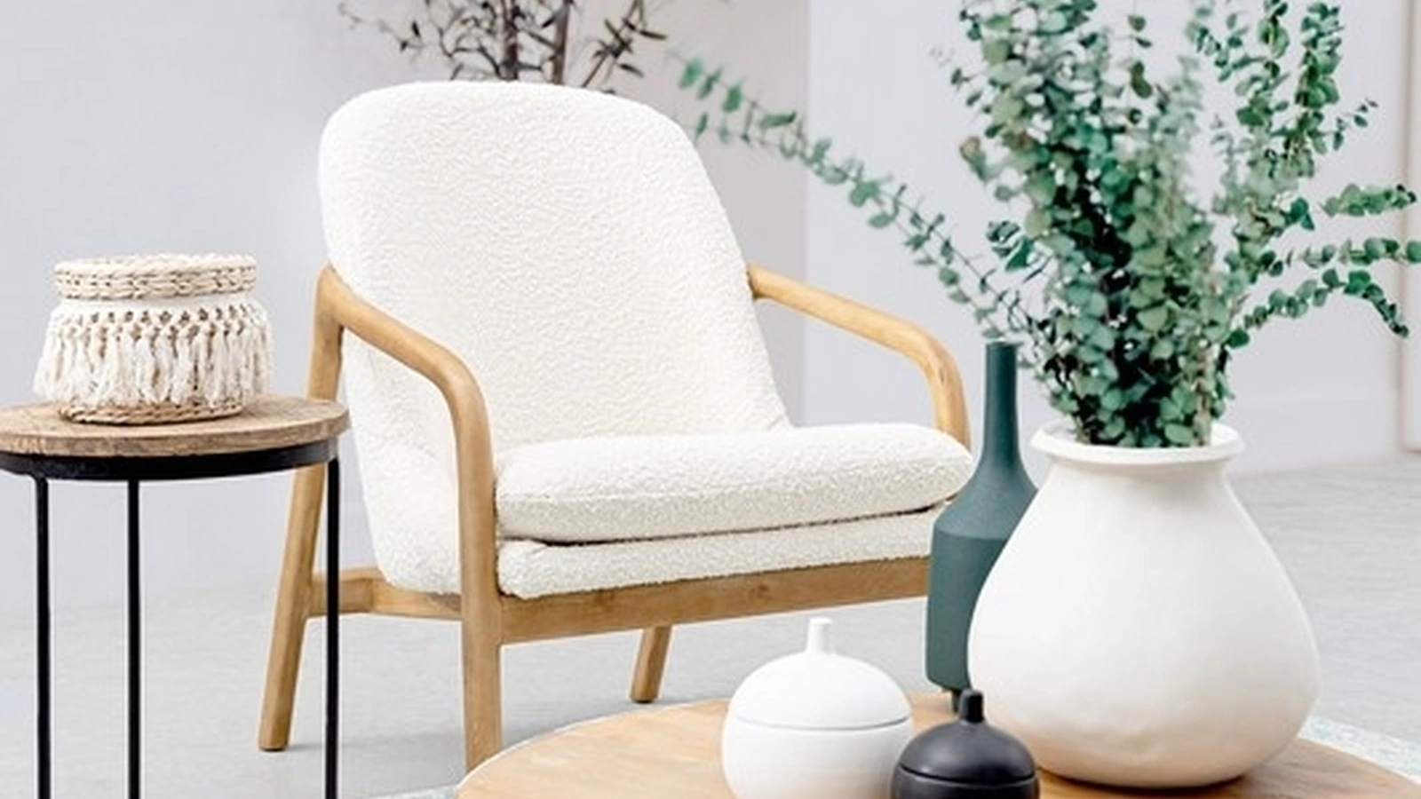 Poltrona in tessuto con struttura in legno di Pino Elaide di Bizzotto