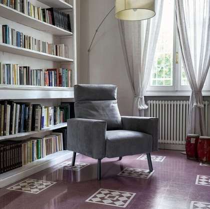 Poltroncina in microfibra con piedini in metallo Manny di Excò