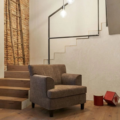 Poltrona in tessuto con piedini in legno Teeg di Excò