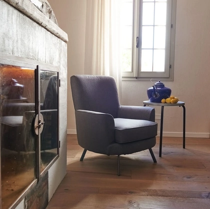 Poltroncina in tessuto con piedini in metallo Zeus di Excò