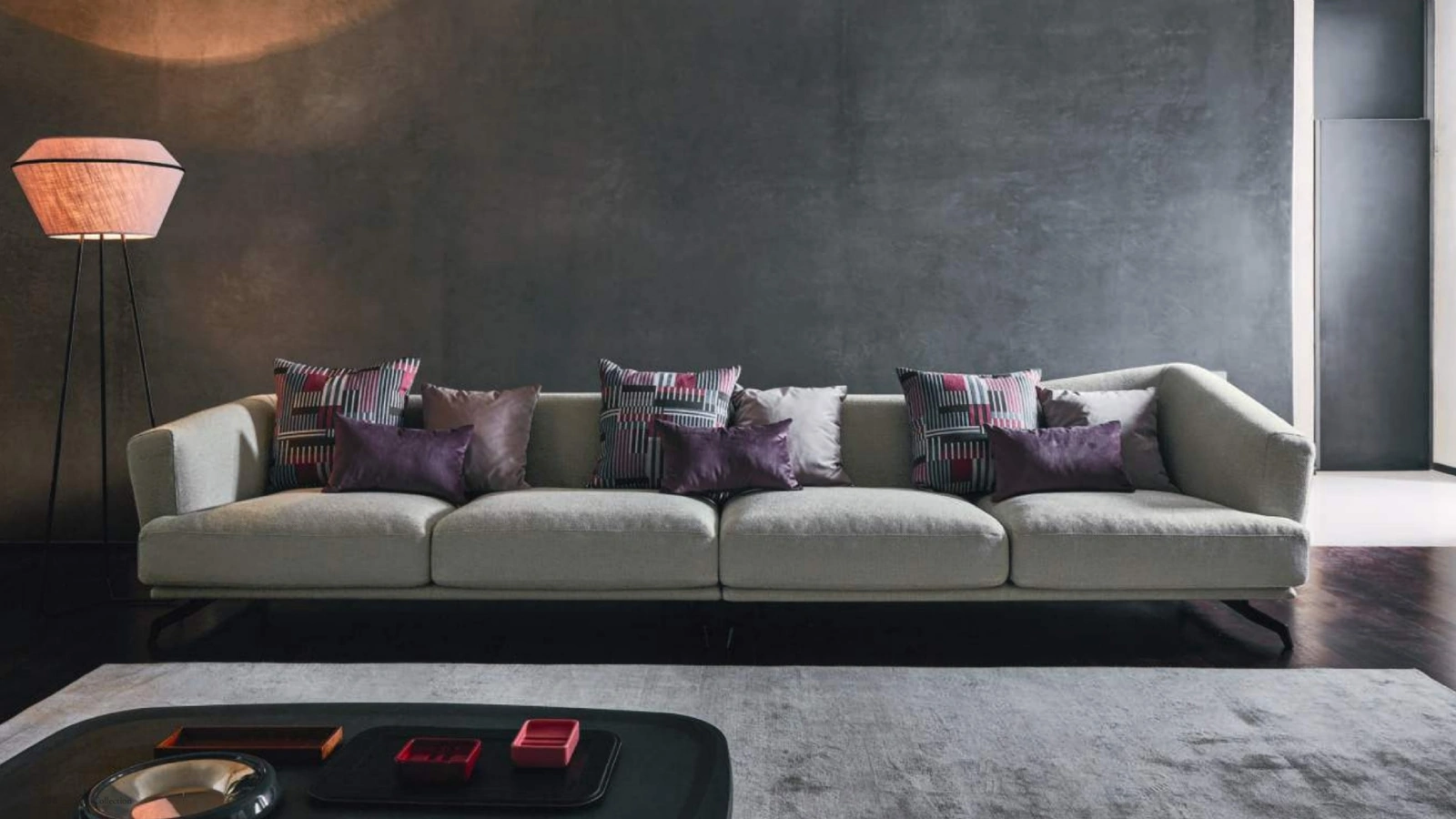 Divano lineare moderno in tessuto Lennox di Ditre Italia