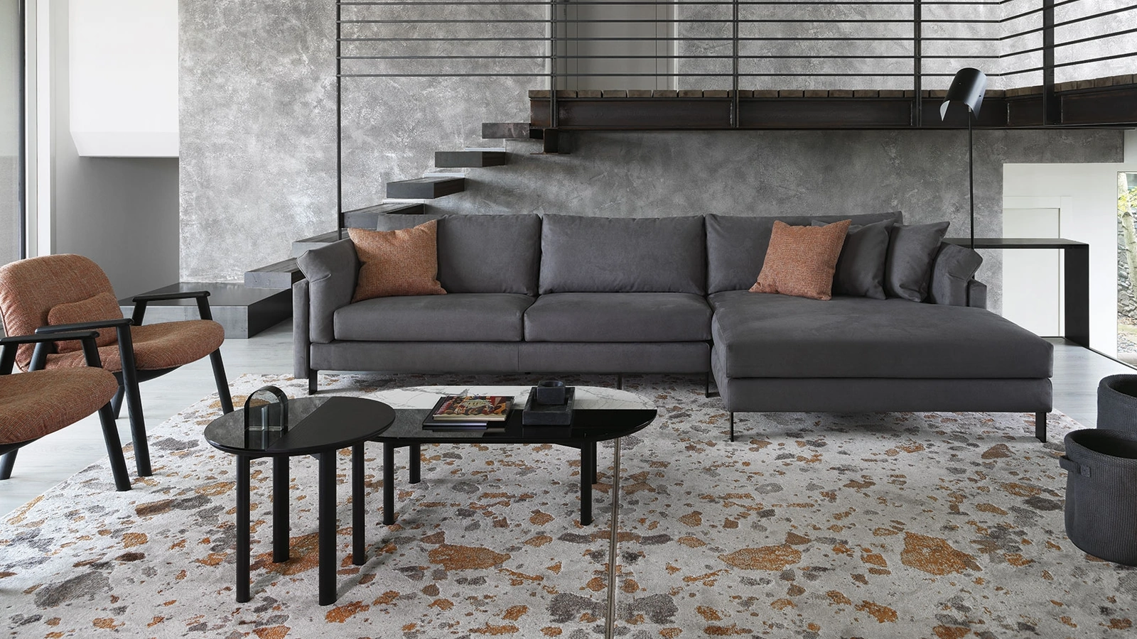 Divano in tessuto con penisola e piedini minimalisti in metallo Meridien di Calligaris