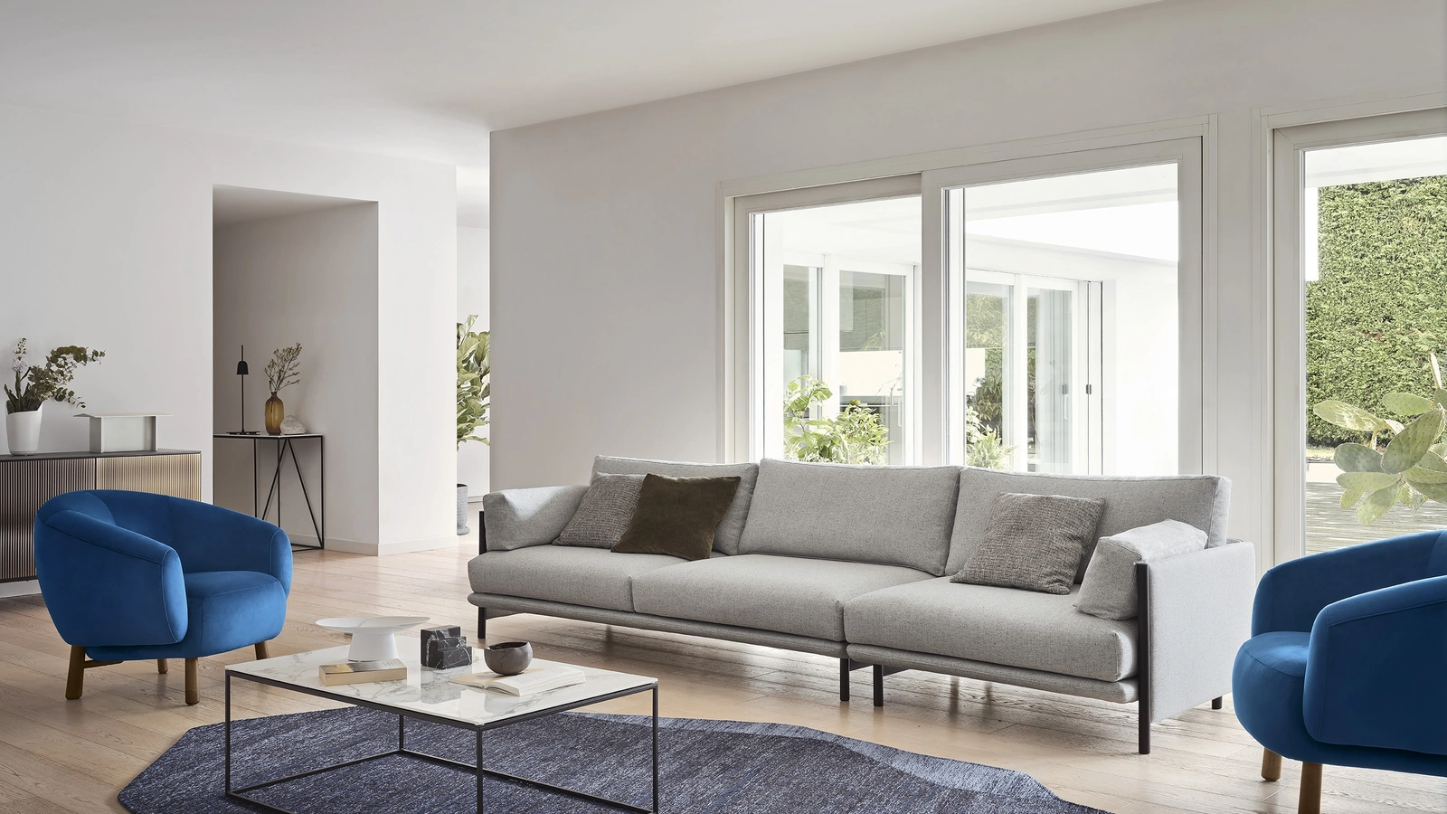 Divano lineare in tessuto imbottito Niki di Calligaris