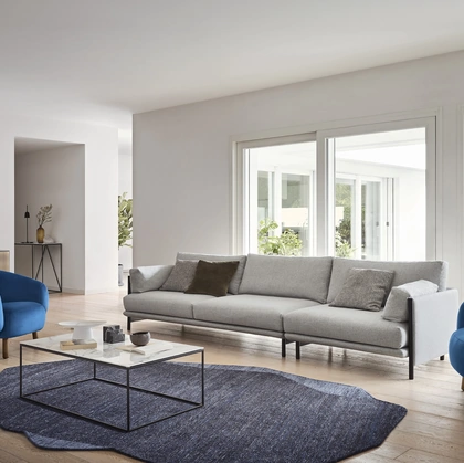 Divano lineare in tessuto imbottito Niki di Calligaris