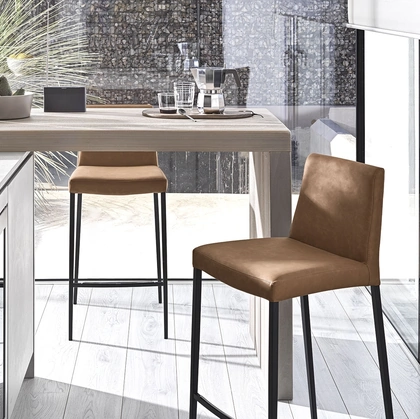 Sgabello in ecopelle con struttura in metallo verniciato Aida di Calligaris