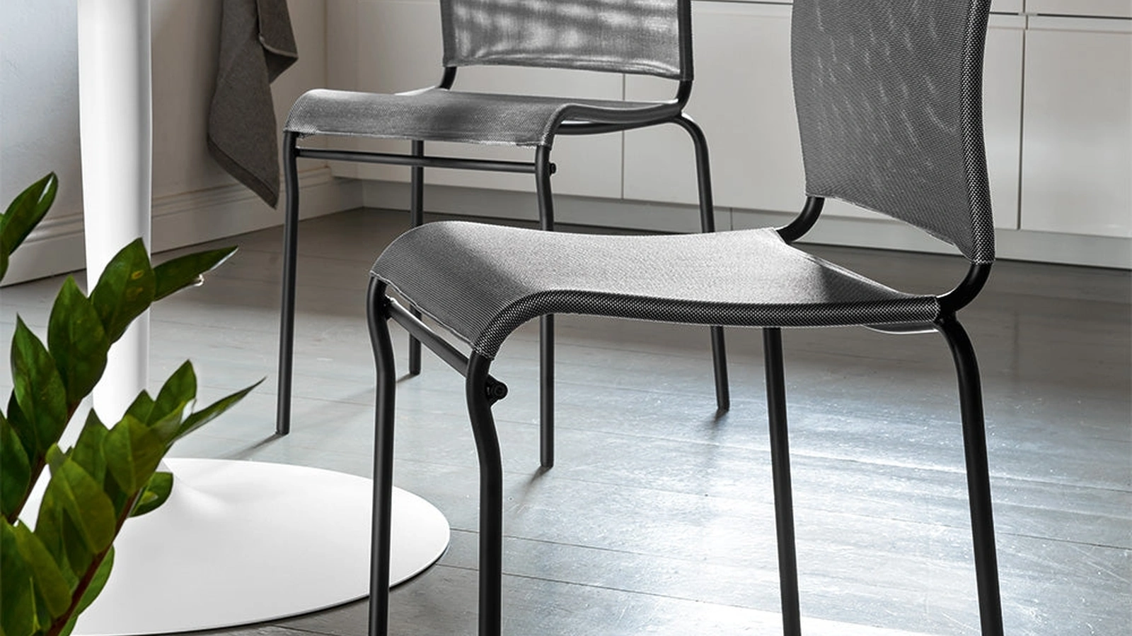 Sedia in metallo e tessuto Air di Connubia