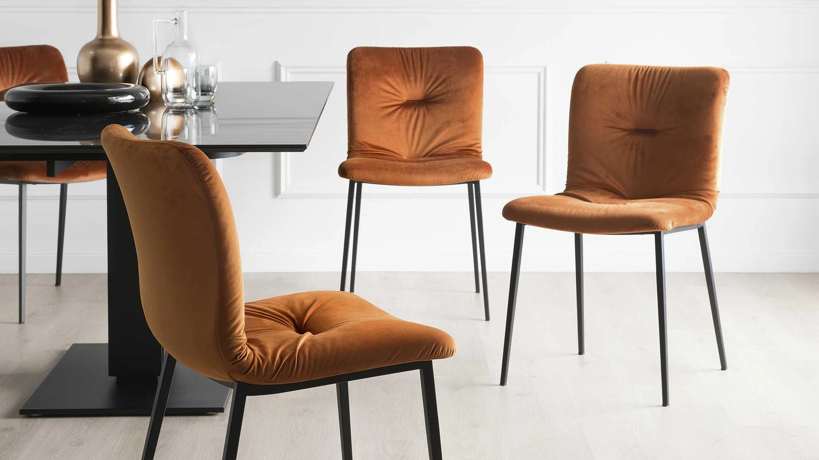 Sedia in tessuto con imbottitura comfort e gambe in metallo Annie di Calligaris