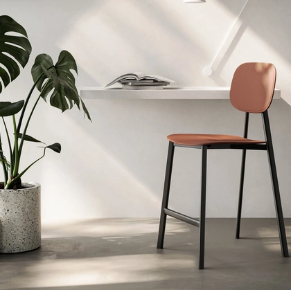 Sgabello Alpha in polipropilene con struttura in acciaio di Arredo3