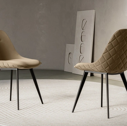 Sedia Nova con struttura in metallo verniciato nero e seduta rivestita in eco-nabuk di Arredo3