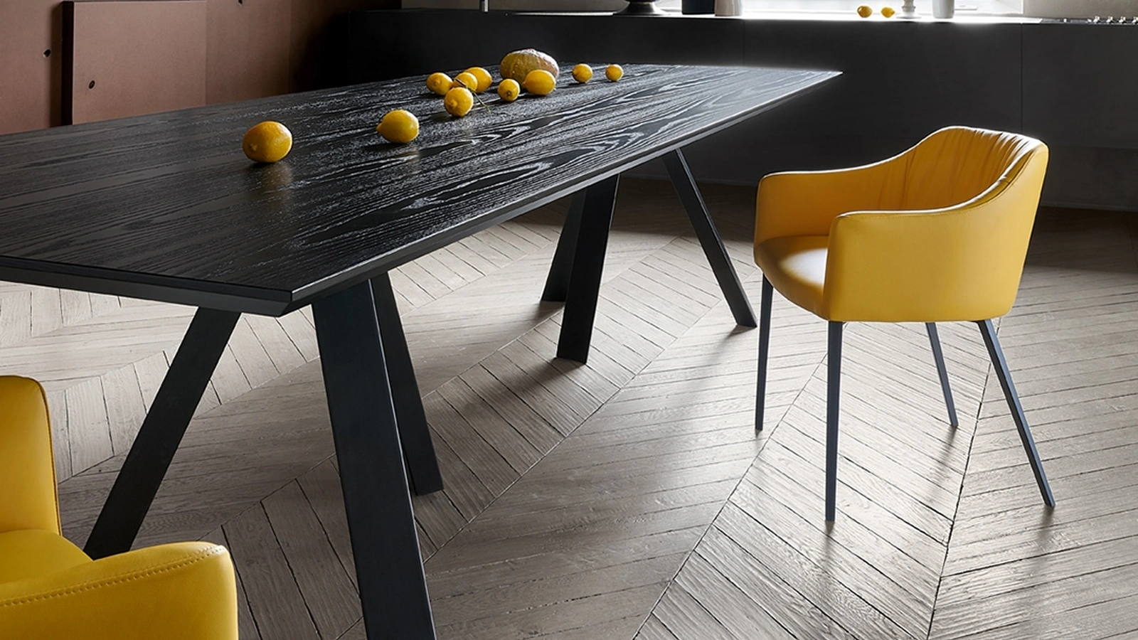 Sedia Asana in pelle con braccioli di Ronda Design