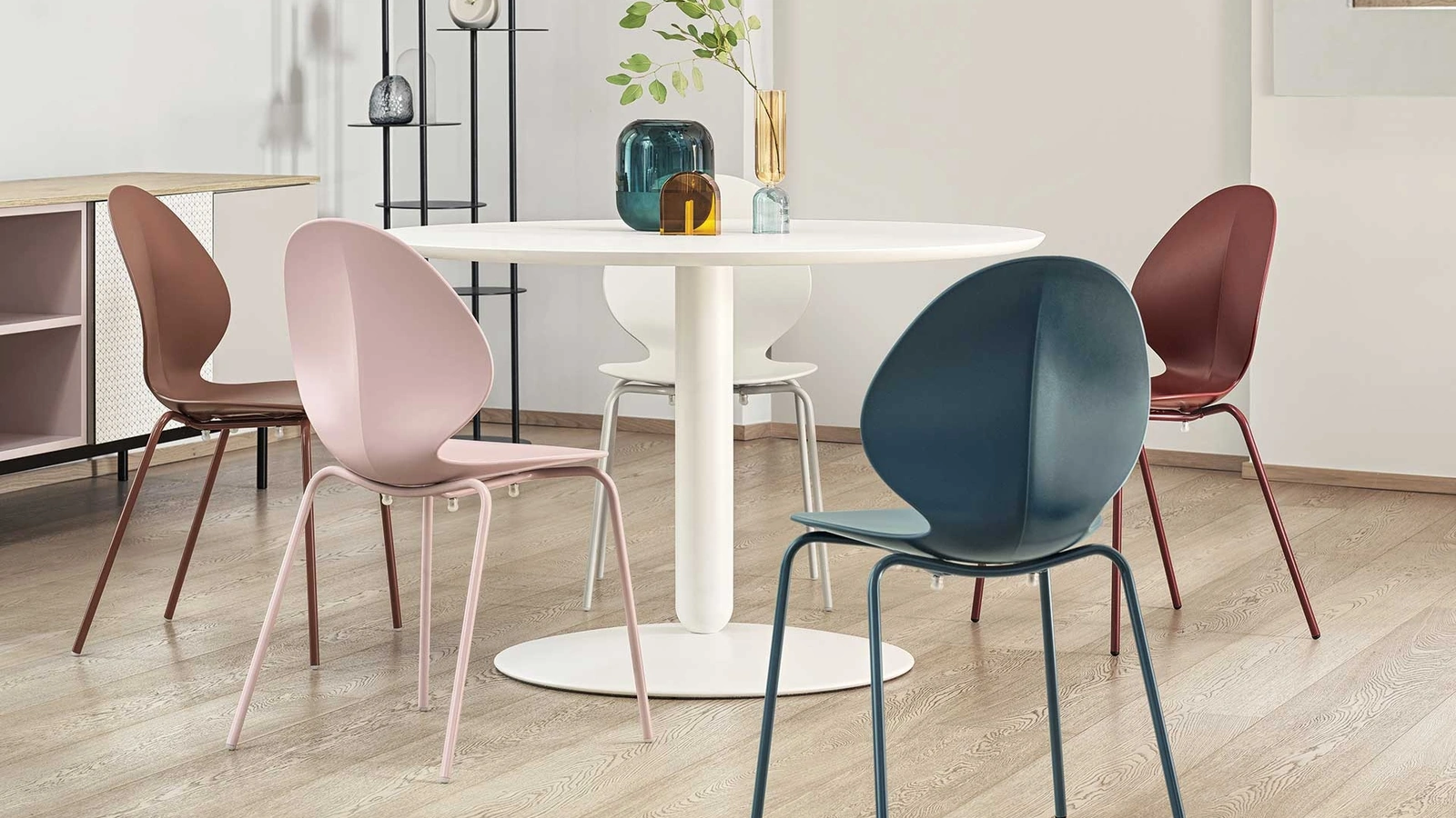 Sedia impilabile in polipropilene a forma di foglia con base in metallo Basil di Calligaris