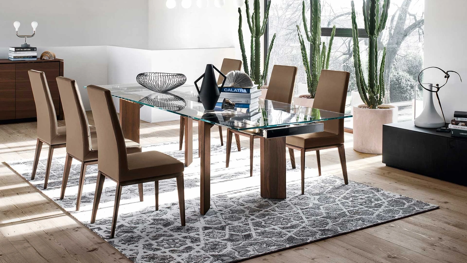 Sedia in pelle con schienale alto e struttura in legno massello Bess di Calligaris