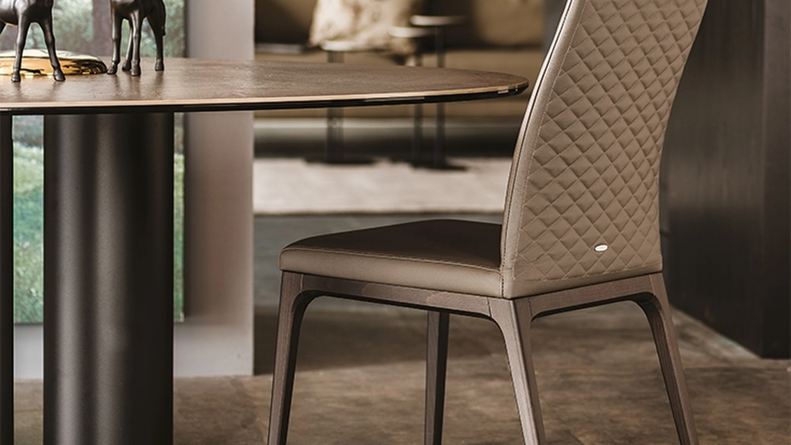 Sedia in pelle trapuntata con schienale alto Arcadia Couture di Cattelan Italia