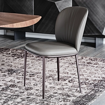 Sedia con gambe in acciaio rivestita in pelle Chris ML di Cattelan Italia