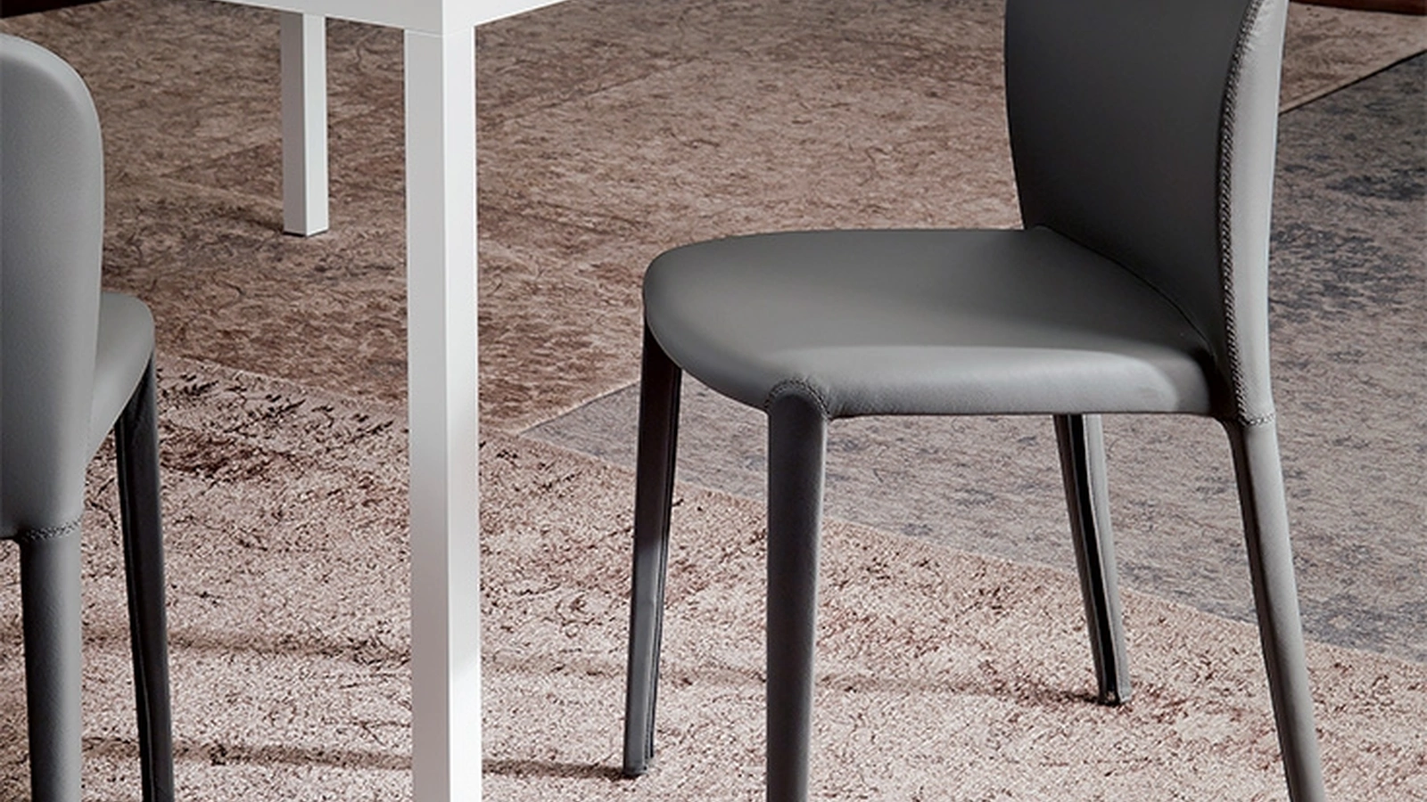 Sedia in acciaio rivestita in pelle Daisy di Cattelan Italia