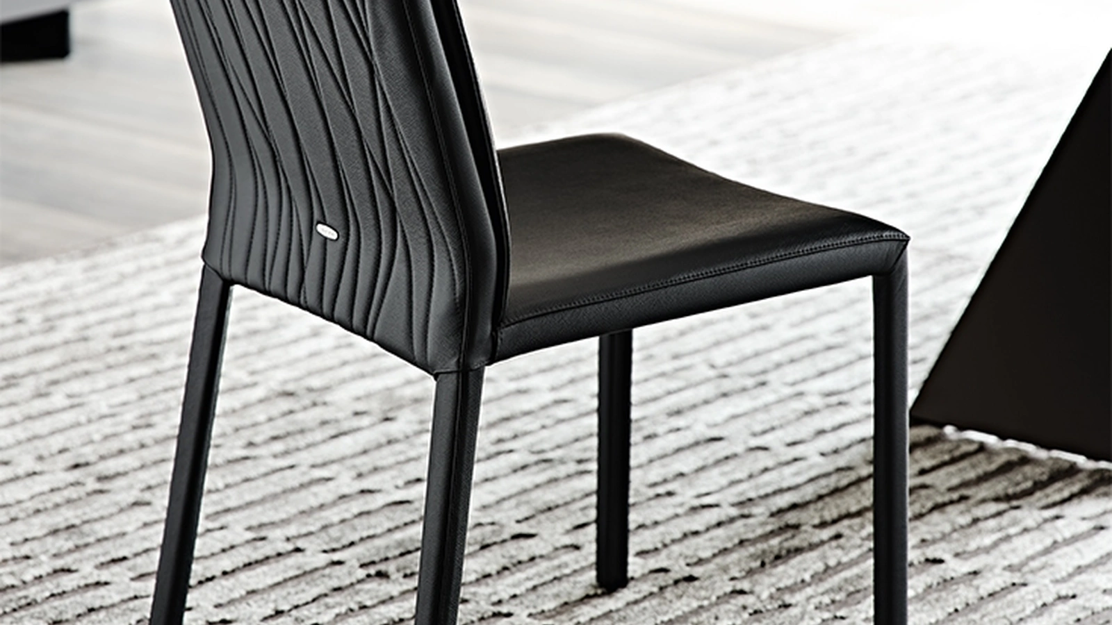 Sedia in ecopelle con imbottitura trapuntata Italia Couture di Cattelan Italia