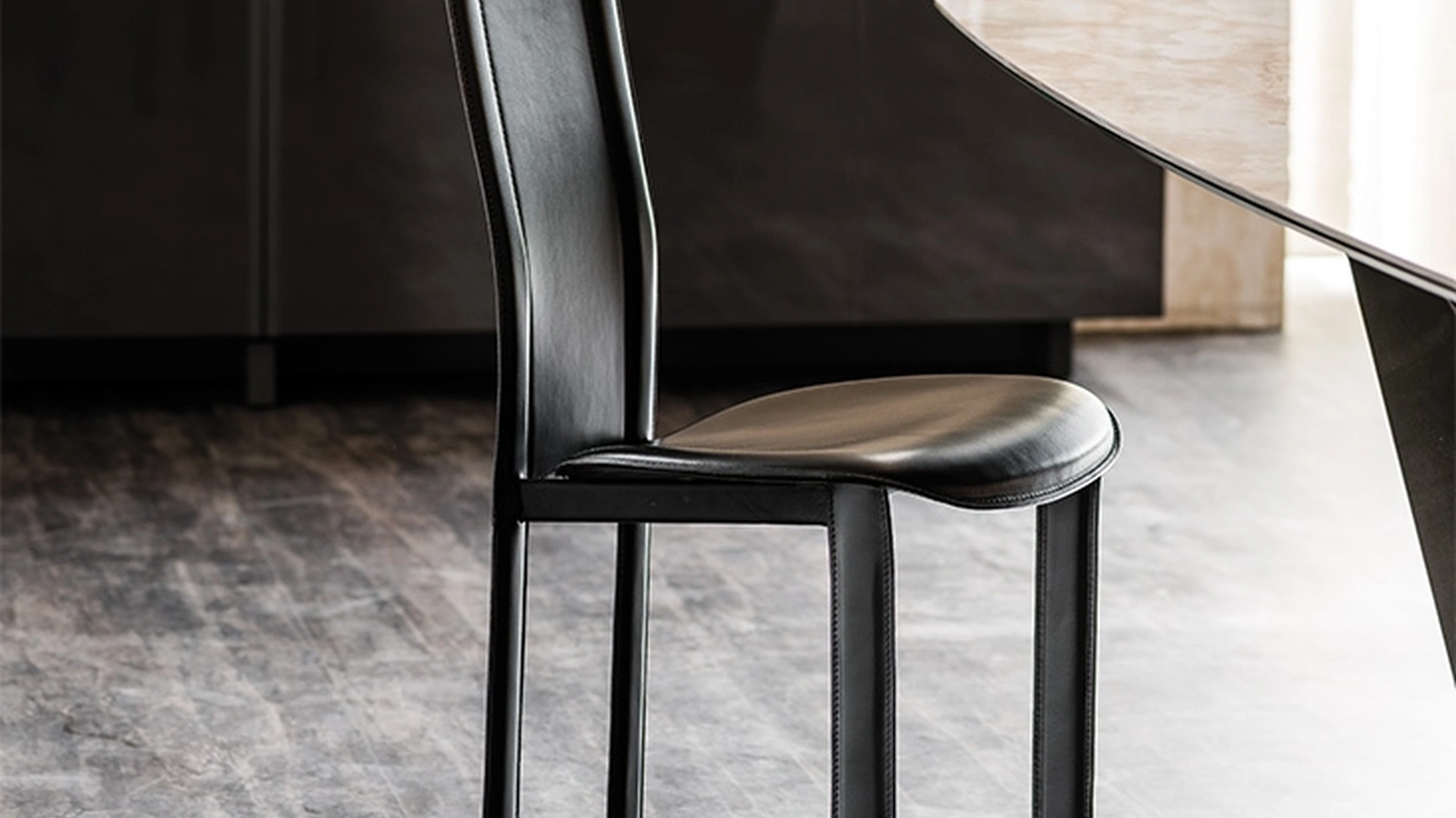 Sedia in acciaio con rivestimento in cuoio Lara di Cattelan Italia