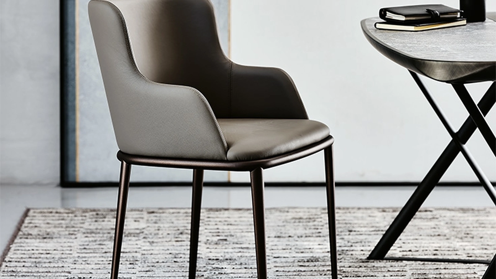 Sedia in pelle con braccioli e struttura in metallo Magda ML di Cattelan Italia