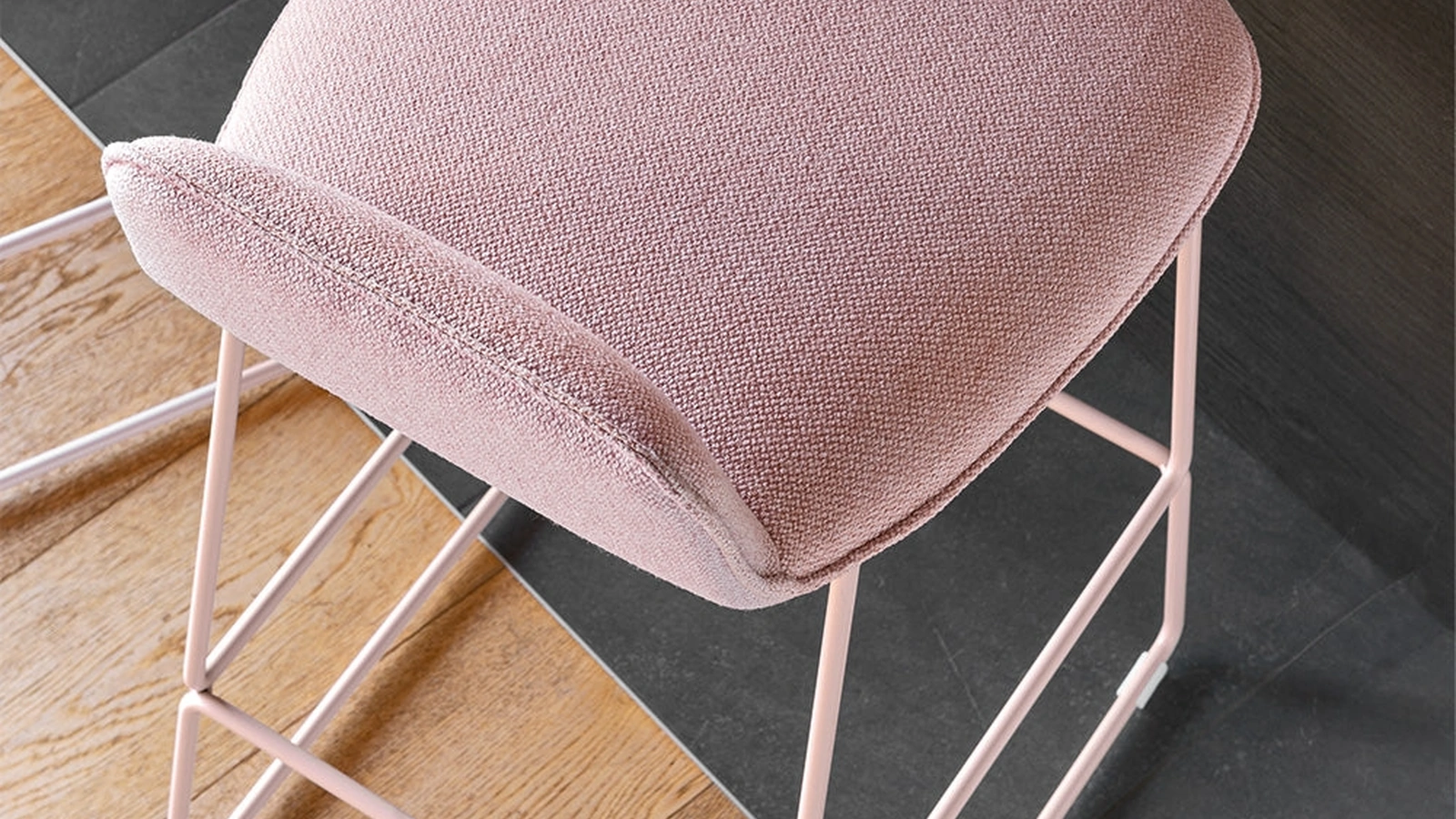 Sgabello in tessuto imbottito Riley Soft di Connubia