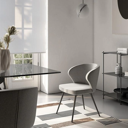 Sedia Dafne in tessuto imbottito di Pezzani