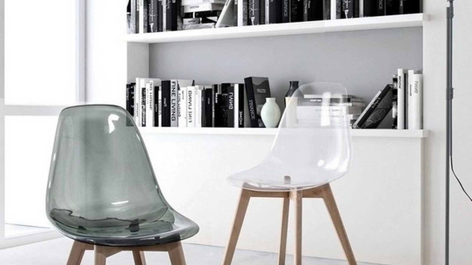 Sedia Easy in policarbonato con gambe in faggio di Bizzotto